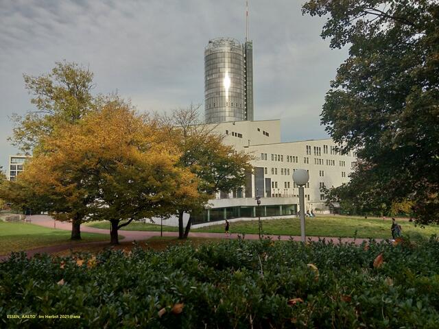 ... AALTO Theater Essen, dahinter der RWE Tower´... Herbst 2021@ana