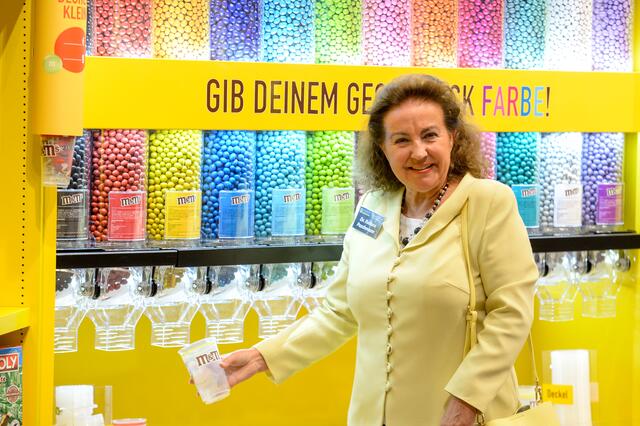 Dr. Ilselore Paschmann hat richtig Spaß, als sie sich ihre Süßigkeiten in der großen "Unverpackt-Abteilung" selbst abfüllte. | Foto: PR-Foto Köhring/SC