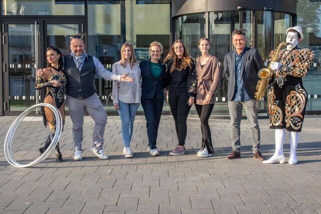 von links: Stefania Iarz, Produzent Raoul Schoregge, Monika Felsing (DIN Event), Nadine Schoregge, Julia Teelen, Ellice Feller und Jens Kim (DIN Event) und Tonito Alexis