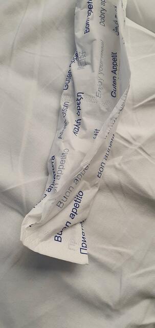 Das hier das Besteck in einer -( gleichzeitig ) 
 Serviette Tütenartig - verpackt ist ne coole Sache !! 