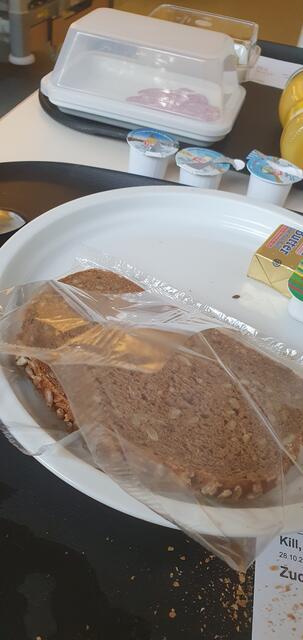 Jede Brotscheibe ist einzeln im Plastik geschützt ; 
hier das sehr leckere Finnenbrot !!