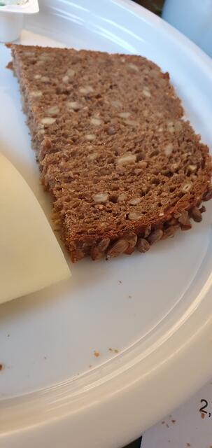 sehr sehr leckeres Finnenbrot ; saftig, geht auch ohne Belag runter "wie Butter" ;  leider in unserem Umkreis nicht zu erhalten; außer Versand.