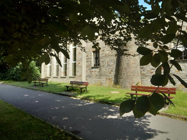 Bänke auf einem kleinen katholischen Friedhof...
