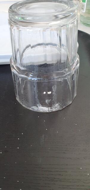 starke weiße schlierische Masse innen an vielen Stellen 
im Wasser-Glas !