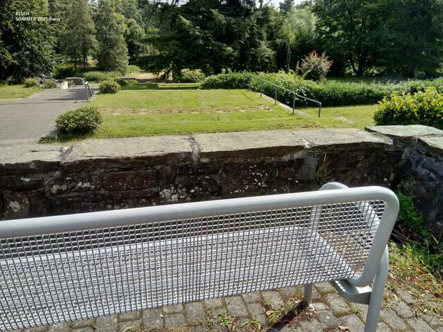 auf dem großen Terrassenfriedhof gibt es etliche Sitzgelegenheiten