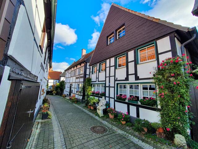 Gasse durch Das Alte Dorf Westerholt mit viel Liebe zum Detail
