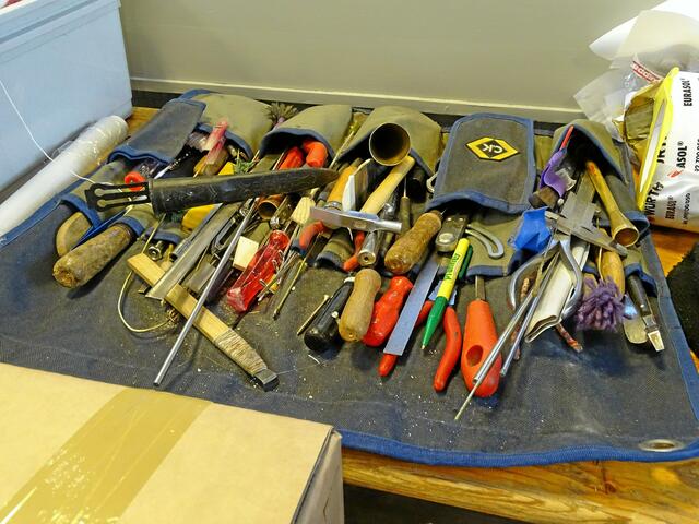 Jede Menge Werkzeug brauchen Matthias Wagner und sein Team, um die Orgel auseinanderzunehmen. | Foto: Dabitsch