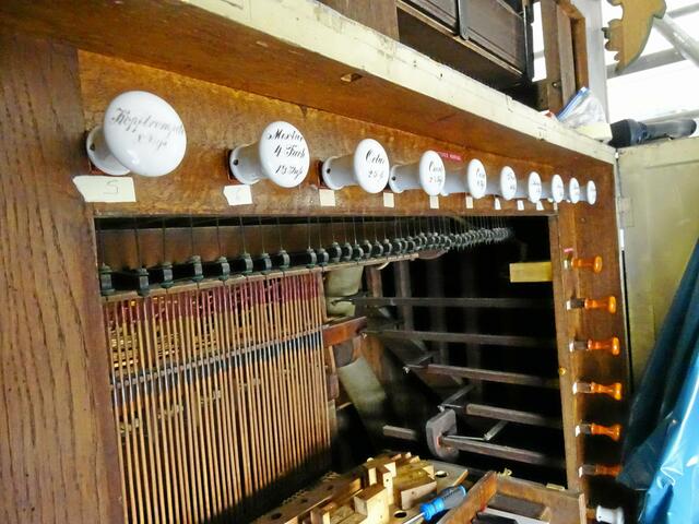 Die oberen Knöpfe sind schon alt, aber überall im Innern der Orgel finden sich nachträglich reparierte oder ausgetauschte Teile. | Foto: Dabitsch