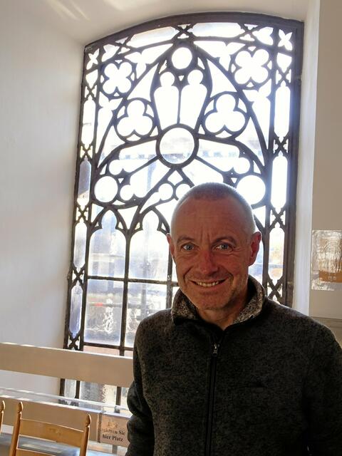 Pfarrer Martin Schmerkotte vor einem der Fenster, die ebenfalls saniert werden müssen. | Foto: Dabitsch