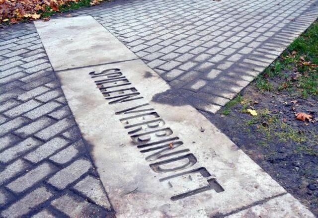 Mehrsprachige Betonschwellen in den Wegen laden zum gemeinsamen Spielen ein. Foto: Stadt Marl