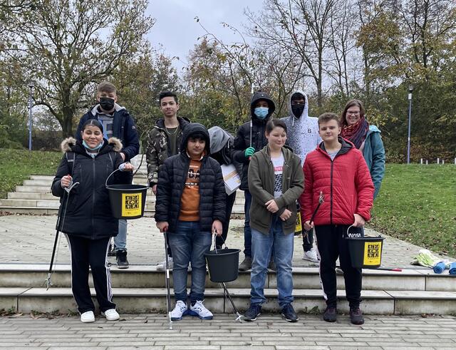 Bewaffnet mit Müllzange und Eimer machten sich die Schüler*Innen der Hauptschule Kamen auf die Suche nach Platikabfällen in der Seseke. Foto: Stefanie Walter
