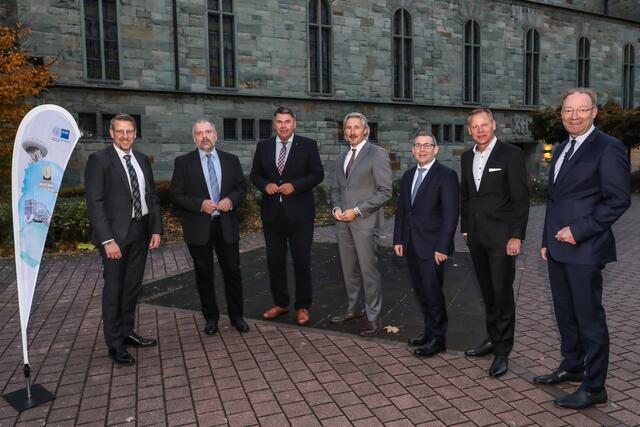 IHK-Wirtschaftsgespräch Unna am 2. November im Ringhotel Katharinen Hof (v. l.): Michael Ifland, Dirk Wigant, Mario Löhr, Andreas Tracz, Ulf Wollrath, Martin Bick und Stefan Schreiber. Foto: IHK zu Dortmund/Oliver Schaper