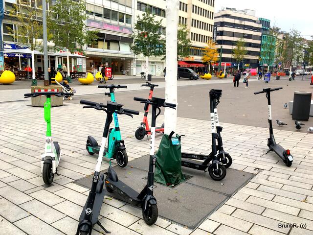 Neben den auffälligen Gelben Sesseln, stechen auch die bunten Scooter ins Auge... :D