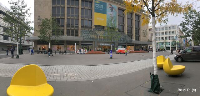 Kleines Panorama (mit Knick)
Die gekennzeichneten Radwege sind
hier erkennbar; wenn auch nicht in ROT!