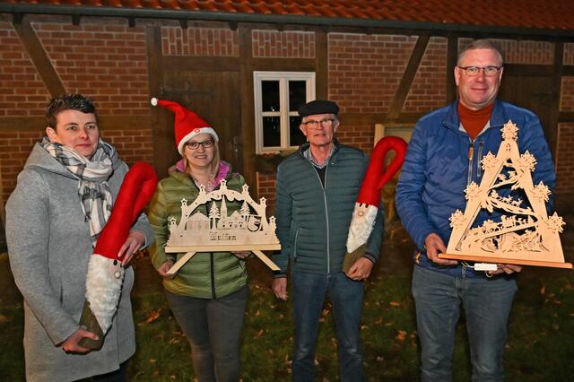 Foto von links: Elli Vadder, Steffi Bernsmann, Johannes Krümpel und Martin Huthmacher vom Wulfener Heimatverein freuen sich auf einen gemütlichen Adventszauber am 1. Advent am Heimathaus. Foto: Guido Bludau