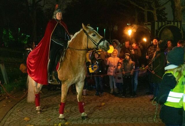 Laternenkinder folgen St. Martin vom Hoeschmuseum durch den Park zur Dreifaltigkeitskirche an der Flurstraße.  | Foto: Verein