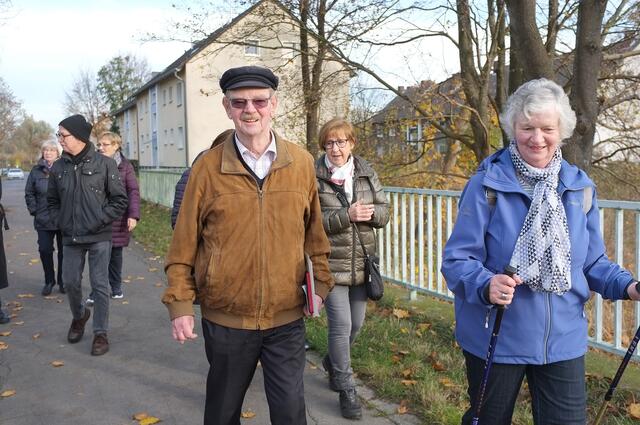 Auf der Brücke über den Kirchderner Graben auf dem Weg zum Fußballplatz des BV Viktoria 1911. | Foto: S. Schulte/Begegnung VorOrt