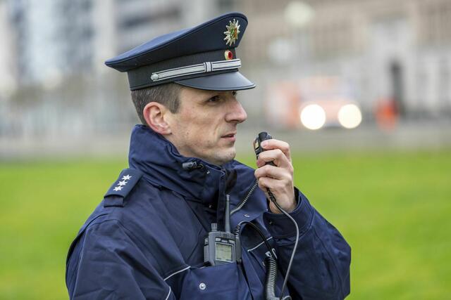 Eine Gruppe Jugendlicher stahl am Mittwochmittag, 10. November, einem 18-Jährigen an der Weimarer Straße in Ratingen sein Handy und verletzte ihn anschließend mit Pfefferspray.