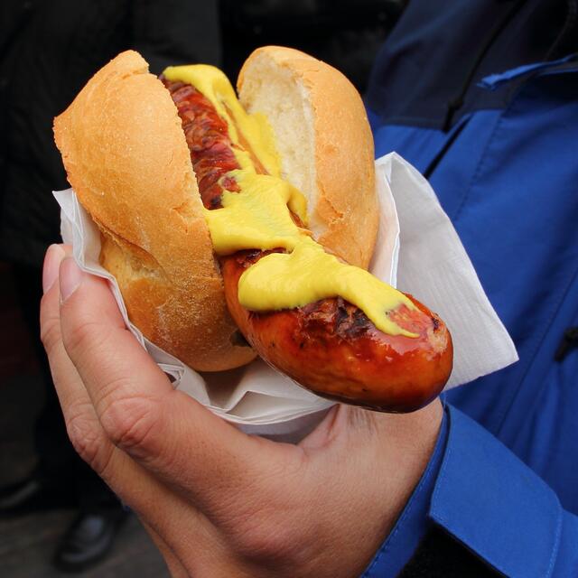 Die Bratwurst im Imbiss, die Eier vom Wochenmarkt oder der Honig für den Tee – dass Verbraucher solche Lebensmittel unbedenklich genießen können, verdanken sie auch der Kontrolle der Lebensmittelüberwachung beim Kreis Unna.