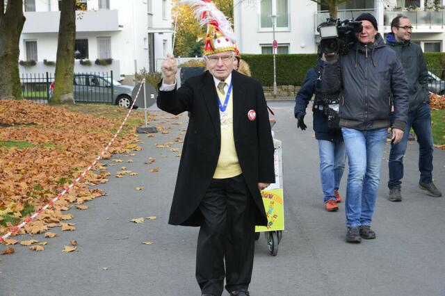 Seit1956 läutet Helmut Scherer (86) in Unna den Karneval ein. Ohne ihn würde es diese Tradition hier wohl nicht geben. Fotos: Helmut Weiser