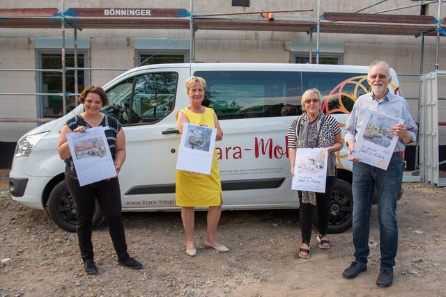 Das Bild zeigt von links: Katrin Mrozek (Koordinatorin Förderverein), Frau Dr. Bertlich (1. Vorsitzende Förderverein), Brigitte und Manfred Vorhol. Foto: Markus Stera