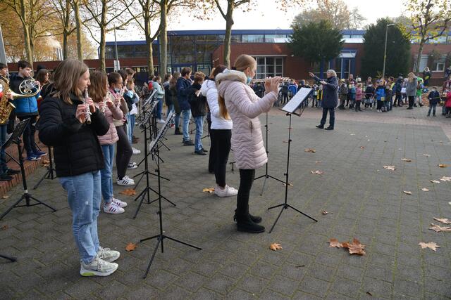 Die schon traditionelle musikalische Begleitung steuerte die Musiklehrerin der Gesamtschule Wulfen, Stefanie Gruber, mit der Bläserklasse des Jahrgangs 8 bei, die vor der Gesamtschule Wulfen auf die kleinen Gäste wartete.