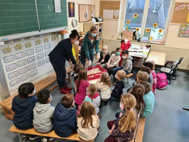 Die Kinder der Josefschule in Menden erhielten am St. Martinstag Brezel vom Förderverein.