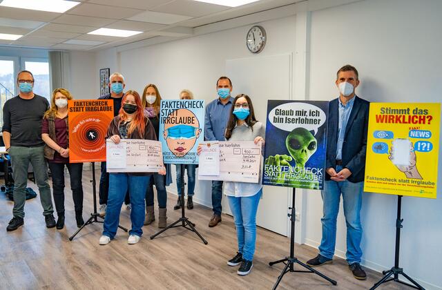 Organisatoren und Teilnehmer der Plakatkampagne stellten die Siegerentwürfe vor. Hintere Reihe v.l.: Bernd Schulte (städtische Jugendarbeit), Ordnungsamtsleiterin Angela Schunke, Holger Albertini und Diana Wilke (Berufskolleg MK), Sabine Habeck (Ordnungsamt), Josef Schulte (Schulleiter Berufskolleg) und der städtische Beigeordnete Martin Stolte. Zwei der symbolischen Schecks über die Siegerprämien gingen an die Schülerinnen Maya Christine Seifert (l.) und Yaren Simsek.