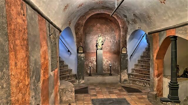 Die Geburtsgrotte in der Unterkirche mit abschließender Apsis. Die gemalten Sterne weisen auf den Stern von Bethlehem.