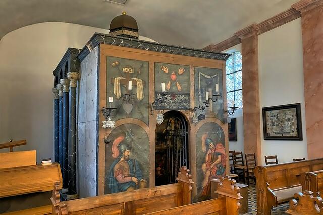 Auf der Westseite der Oberkirche befindet sich die Grabkapelle (1661). Sie ist eine Nachbildung des Hl. Grabes in der Grabeskirche von Jerusalem und dokumentiert dessen Zustand vor dem großen Brand von 1808. An der Frontseite sind Bilder der Leidenssymbole und der schlafenden Wächter.