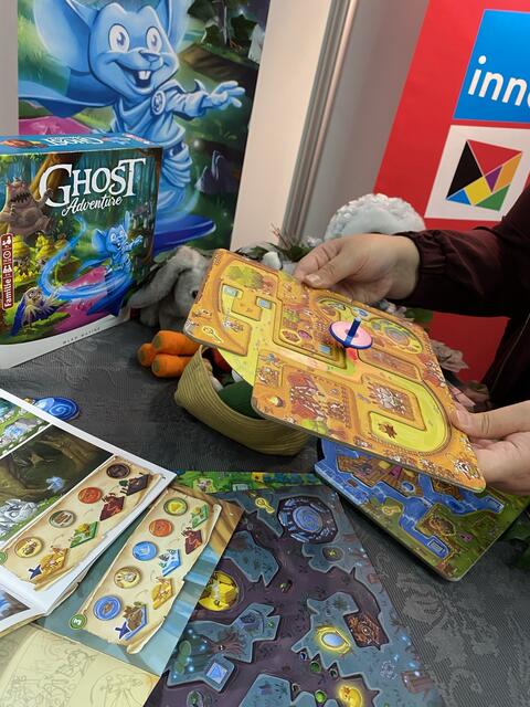Bei Ghost Adventure gilt es, den Kreisel geschickt über die Spielflächen zu bewegen, um so alle Aufgabenkarten zu erfüllen. Foto: Andrea Rosenthal