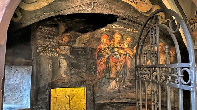 Im Vorraum der Grabkapelle befinden sich Fresken des Engels und der drei Frauen am Grab Christi.