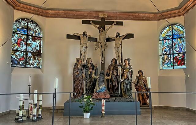 Die Figuren der Kreuzigungsgruppe im Chor der Oberkirche stammen aus unterschiedlichen Epochen (16. - 19. Jahrhundert).