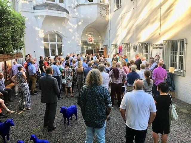 Besucher vor dem KuMuMü im Museumshof | Foto: Mülheimer Kunstverein und Kunstförderverein Rhein-Ruhr (KKRR Ruhrstr. 3)