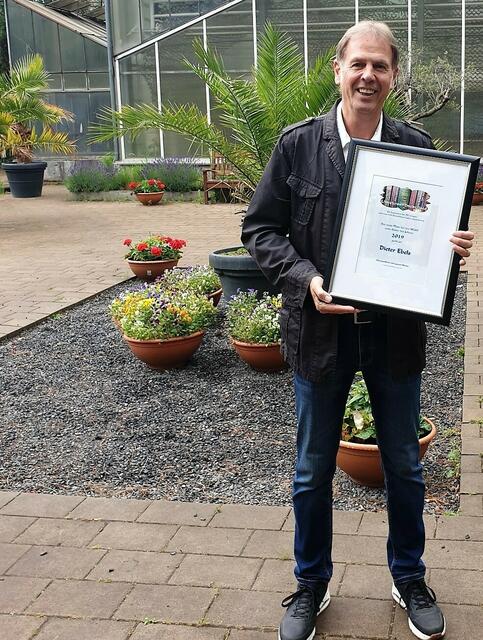 Die Auszeichnung zum Autor des Jahres 2019 durch die Literaturwelt Deutschland, die ihm seinerzeit im Botanischen Garten Hamborn überreicht wurde, war und ist für Dieter Ebels Ehre und Ansporn zugleich.
Archivfoto: Reiner Terhorst