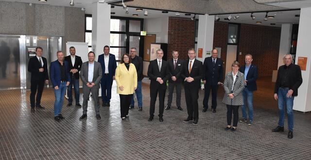 Das Foto zeigt: Bürgermeister Stadt Moers Christoph Fleischhauer, Bürgermeister Gemeinde Schermbeck Mike Rexforth, Bürgermeister Gemeinde Sonsbeck Heiko Schmidt, Bürgermeister Stadt Xanten Thomas Görtz, Erster Beigeordneter Stadt Hamminkeln Robert Graaf, Bürgermeisterin Stadt Wesel Ulrike Westkamp, Erster Beigeordneter Stadt Wesel Klaus Schütz, Leiter der SiKo Joachim Eschemann, Vorstandsmitglied des Kreises Wesel für Sicherheit und Ordnung Dr. Lars Rentmeister, Landrat Ingo Brohl, Polizeidirektor Wolfgang Tühl, Erste Beigeordnete Stadt Voerde Nicole Johann, Bürgermeister Gemeinde Alpen Thomas Ahls und Bürgermeister Stadt Neukirchen-Vluyn Ralf Köpke.