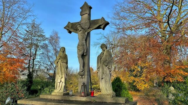Außenaltar mit Kreuzigungsgruppe.