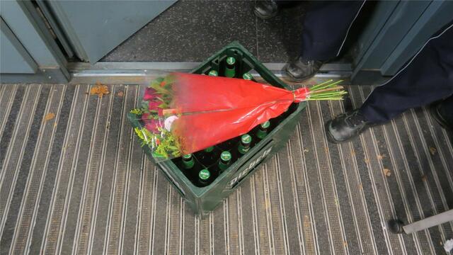 Einen Kasten Bier samt eines Blumenstraußes brachte der Mann - laut eigenen Angaben als Entschuldigung - auch noch mit.