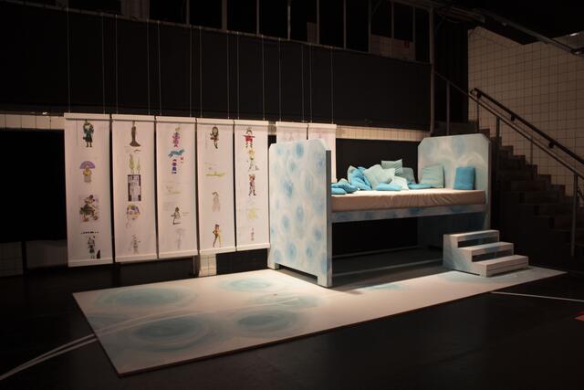 In der Ausstellung "Eine Reise durch Phantásien in Bildern" im Theaterrevier wurde eine gemütliche Vorlese-Ecke eingerichtet, in der Schauspieler Passagen aus Michael Endes Buch präsentieren werden.