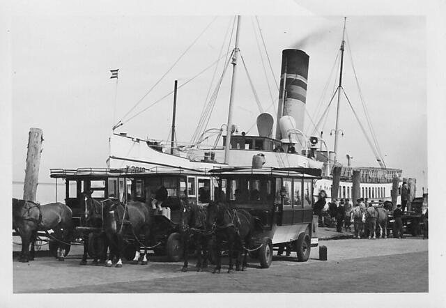 Bei Ankunft auf der Insel wurden die Gäste mit Pferdekutschen zum Schullandheim gebracht. Archivfoto: Helga Spring