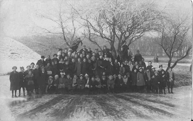 Ein Bild aus dem Jahre 1921, das uns Karin und Manfred Schymkowitz geschickt hat. Die Großmutter war eine der ersten Kinder, die das neu gebaute Schullandheim besuchten. Foto: privat