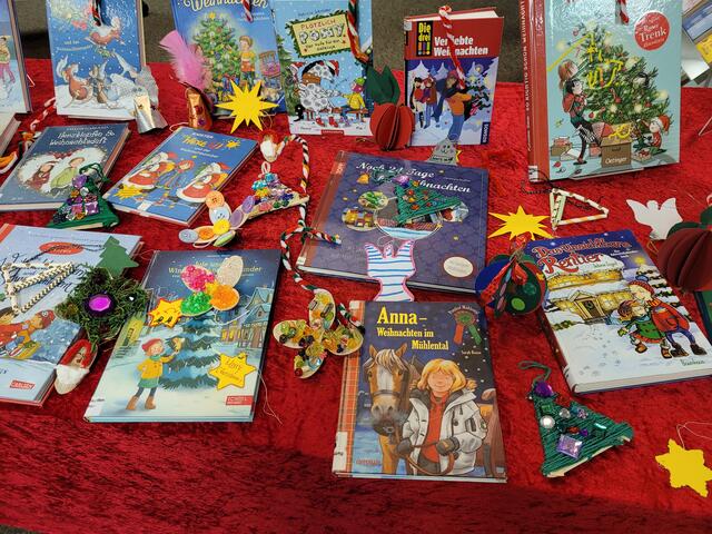 Aber auch für den Weihnachtsbüchertisch der mit im Haus ansässigen Bücherei Eving war noch einiges an selbstgebasteltem Schmuck der Kinder übrig.