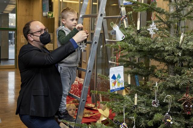 Der Bezirksbürgermeister aus dem Stadtbezirk Gelsenkirchen - Nord Dominik Schneider schmückte mit Kitakinder den Weihnachtsbaum im Rathaus Buer.