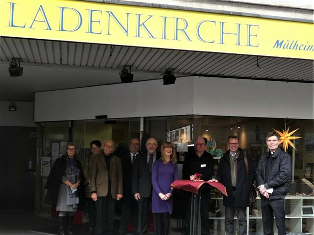 Vor der neuen katholischen Ladenkirche an der Wallstraße 22: (von links): Fachdienstleiterin Kirsten Kreft und Geschäftsführerin Regine Arntz von der Caritas, Johannes Brands vom Ladenkirchenteam, Superintendent Pfarrer Gerald Hillebrand, der Stadtkatholikenratsvorsitzende Rolf Völker, Elke Timmer und Rolf Hohage vom Ladenkirchenteam, Pfarrer Christian Böckmann und Stadtdechant Michael Janßen.