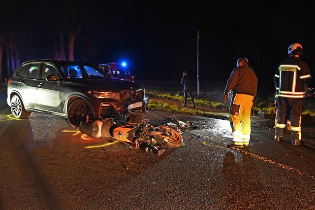 Bei einem schweren Verkehrsunfall kam es am späten Samstagnachmittag auf der Rhader Straße zwischen Dorsten Rhade und Reasfeld Erle in Höhe von Adelheids Spargelhaus zu dramatischen Szenen. | Foto: Bludau