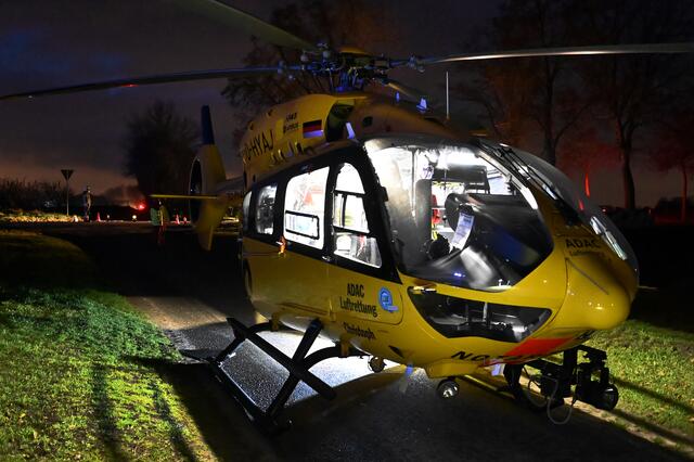 Bei einem schweren Verkehrsunfall kam es am späten Samstagnachmittag auf der Rhader Straße zwischen Dorsten Rhade und Reasfeld Erle in Höhe von Adelheids Spargelhaus zu dramatischen Szenen. | Foto: Bludau