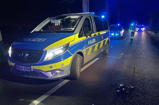 Bei einem schweren Verkehrsunfall kam es am späten Samstagnachmittag auf der Rhader Straße zwischen Dorsten Rhade und Reasfeld Erle in Höhe von Adelheids Spargelhaus zu dramatischen Szenen. | Foto: Bludau