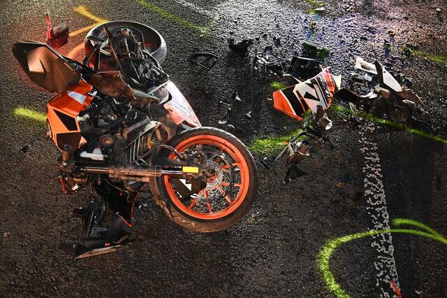 Bei einem schweren Verkehrsunfall kam es am späten Samstagnachmittag auf der Rhader Straße zwischen Dorsten Rhade und Reasfeld Erle in Höhe von Adelheids Spargelhaus zu dramatischen Szenen. | Foto: Bludau