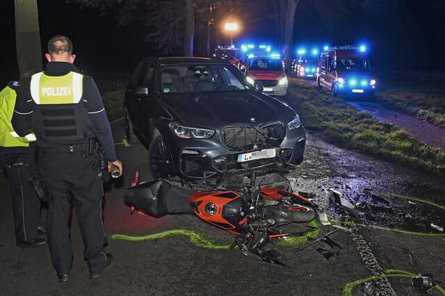 Bei einem schweren Verkehrsunfall kam es am späten Samstagnachmittag auf der Rhader Straße zwischen Dorsten Rhade und Reasfeld Erle in Höhe von Adelheids Spargelhaus zu dramatischen Szenen. | Foto: Bludau