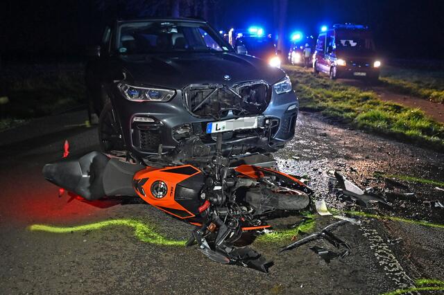Bei einem schweren Verkehrsunfall kam es am späten Samstagnachmittag auf der Rhader Straße zwischen Dorsten Rhade und Reasfeld Erle in Höhe von Adelheids Spargelhaus zu dramatischen Szenen. | Foto: Bludau